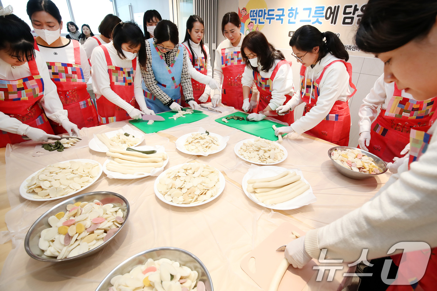 (대구=뉴스1) 공정식 기자 = 5일 오전 대구 중구 서문로1가 중구생활문화센터에서 열린 '다문화가정과 함께하는 설 명절 행사'에 참여한 다문화가족나눔봉사단원들이 떡만둣국에 넣을 …