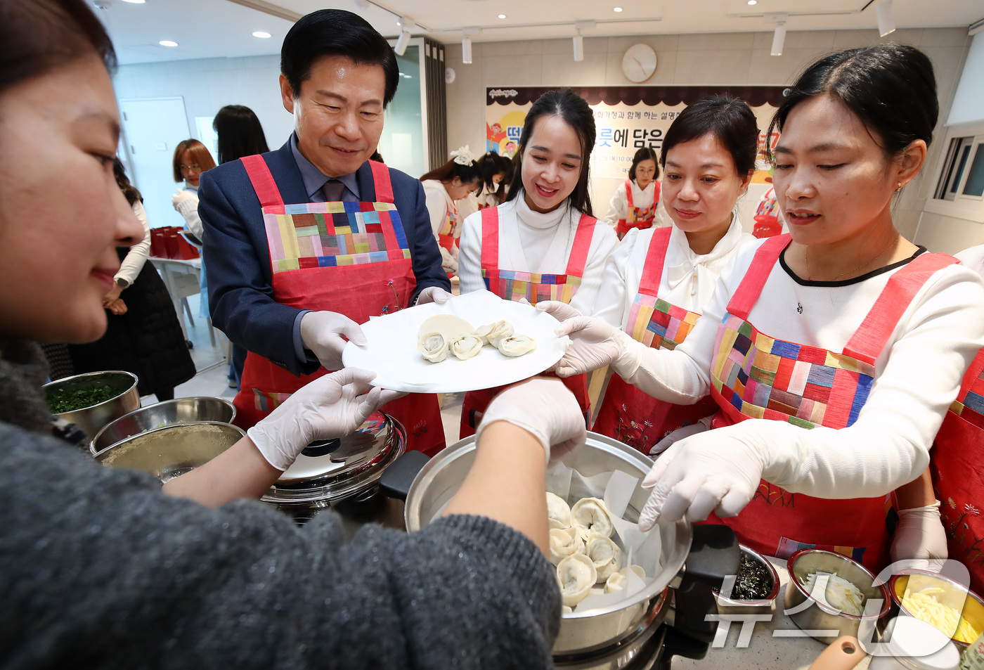 (대구=뉴스1) 공정식 기자 = 5일 오전 대구 중구 서문로1가 중구생활문화센터에서 열린 '다문화가정과 함께하는 설 명절 행사'에 참여한 다문화가족나눔봉사단원들이 손으로 빚은 만두 …