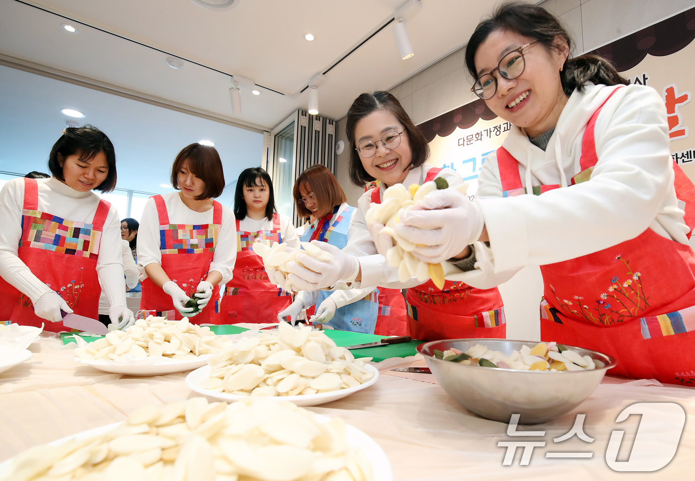 (대구=뉴스1) 공정식 기자 = 5일 오전 대구 중구 서문로1가 중구생활문화센터에서 열린 '다문화가정과 함께하는 설 명절 행사'에 참여한 다문화가족나눔봉사단원들이 떡만둣국에 넣을 …