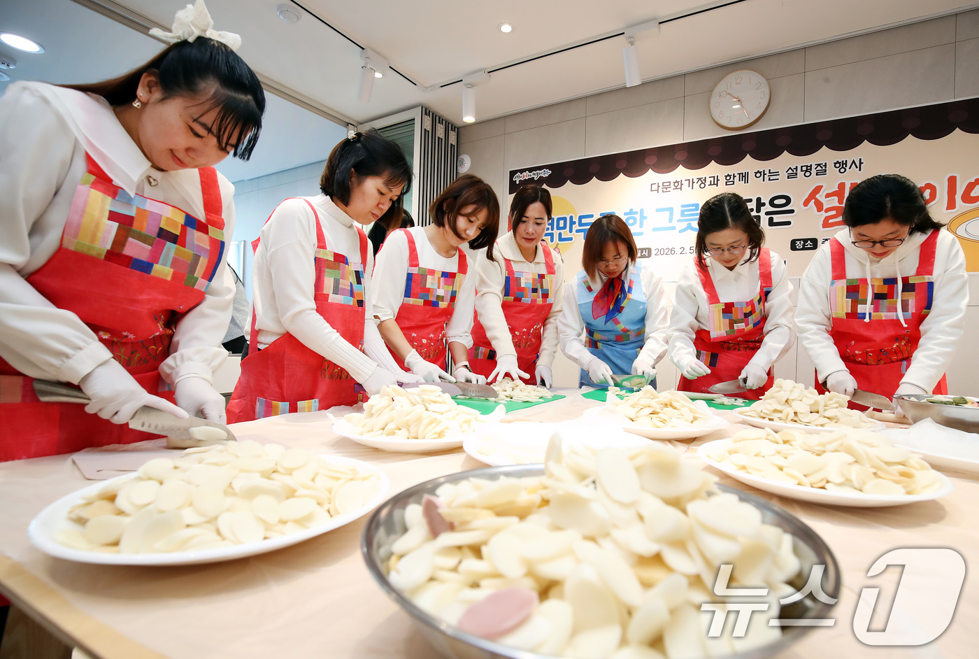 (대구=뉴스1) 공정식 기자 = 5일 오전 대구 중구 서문로1가 중구생활문화센터에서 열린 '다문화가정과 함께하는 설 명절 행사'에 참여한 다문화가족나눔봉사단원들이 떡만둣국에 넣을 …