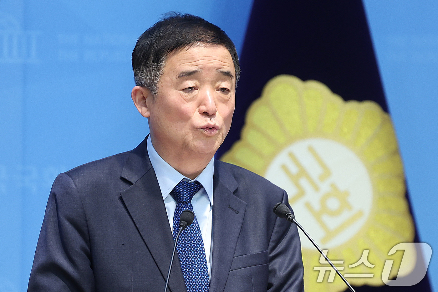 (서울=뉴스1) 신웅수 기자 = 강득구 더불어민주당 의원이 5일 서울 여의도 국회 소통관에서 조국혁신당과의 합당 관련 기자회견을 하고 있다. 2026.2.5/뉴스1