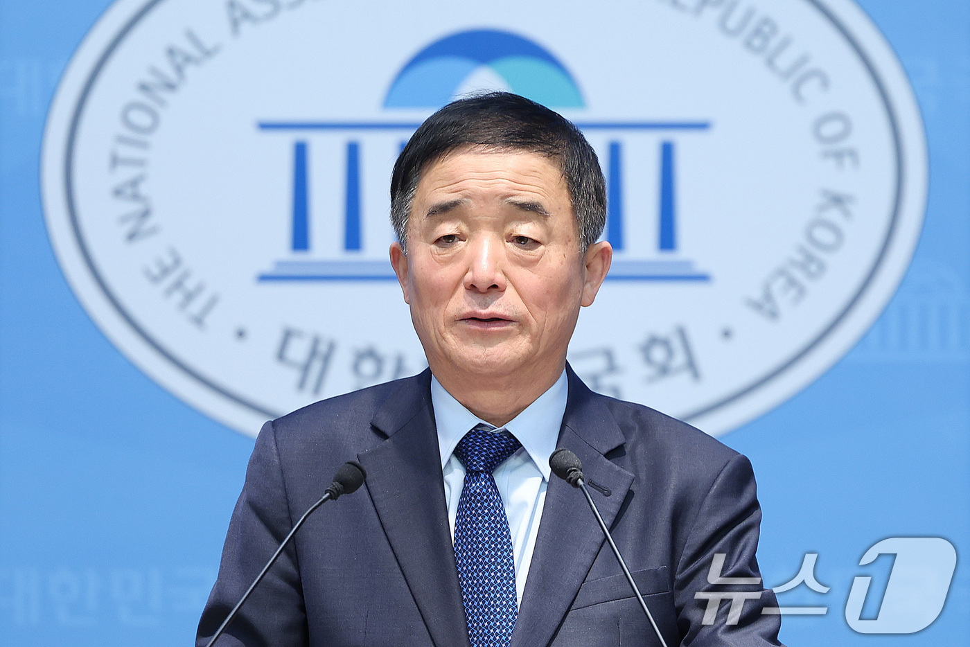 (서울=뉴스1) 신웅수 기자 = 강득구 더불어민주당 의원이 5일 서울 여의도 국회 소통관에서 조국혁신당과의 합당 관련 기자회견을 하고 있다. 2026.2.5/뉴스1