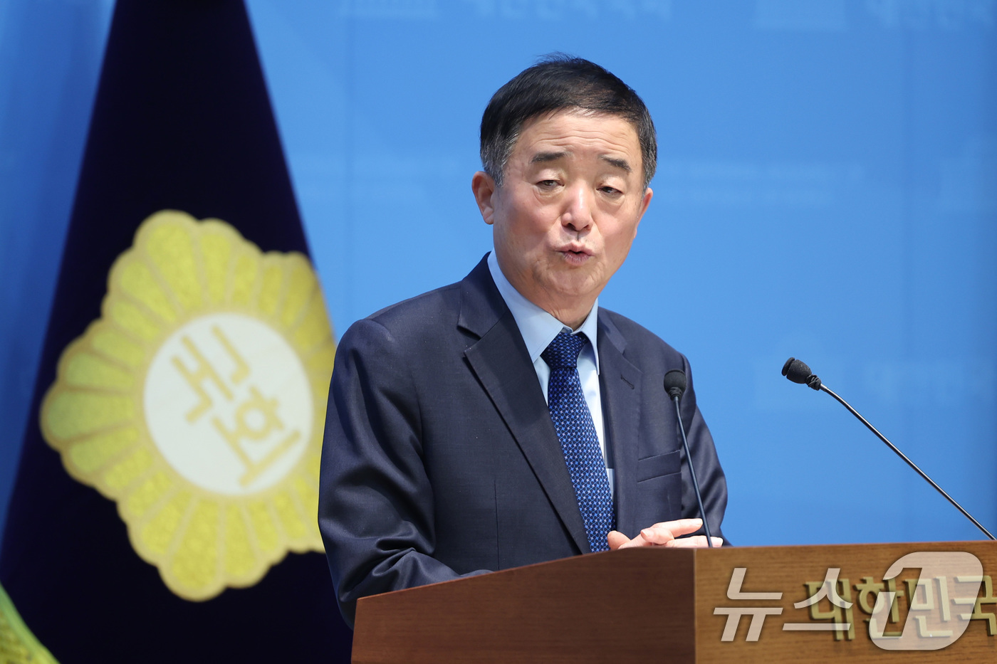 (서울=뉴스1) 신웅수 기자 = 강득구 더불어민주당 의원이 5일 서울 여의도 국회 소통관에서 조국혁신당과의 합당 관련 기자회견을 하고 있다. 2026.2.5/뉴스1