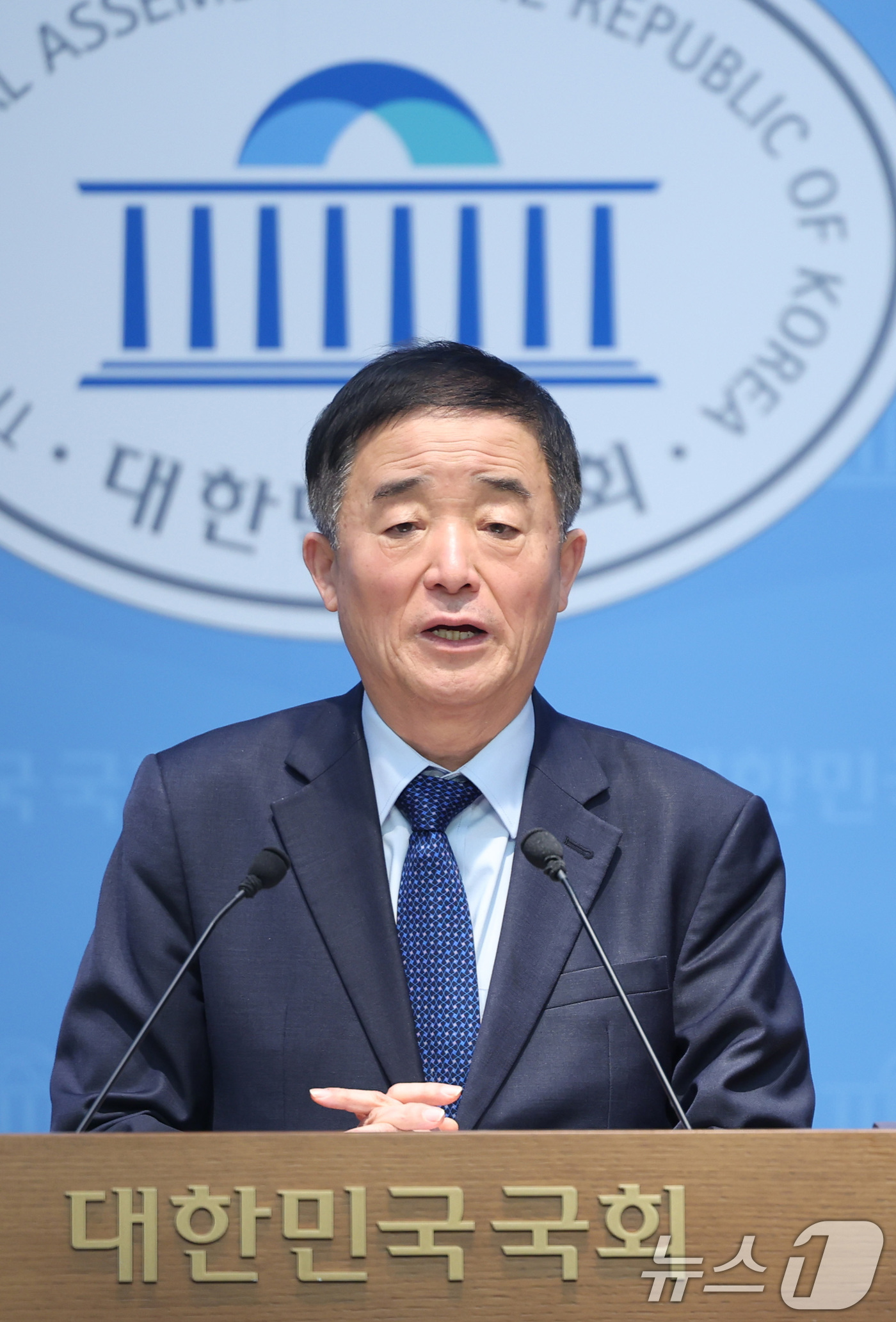 (서울=뉴스1) 신웅수 기자 = 강득구 더불어민주당 의원이 5일 서울 여의도 국회 소통관에서 조국혁신당과의 합당 관련 기자회견을 하고 있다. 2026.2.5/뉴스1