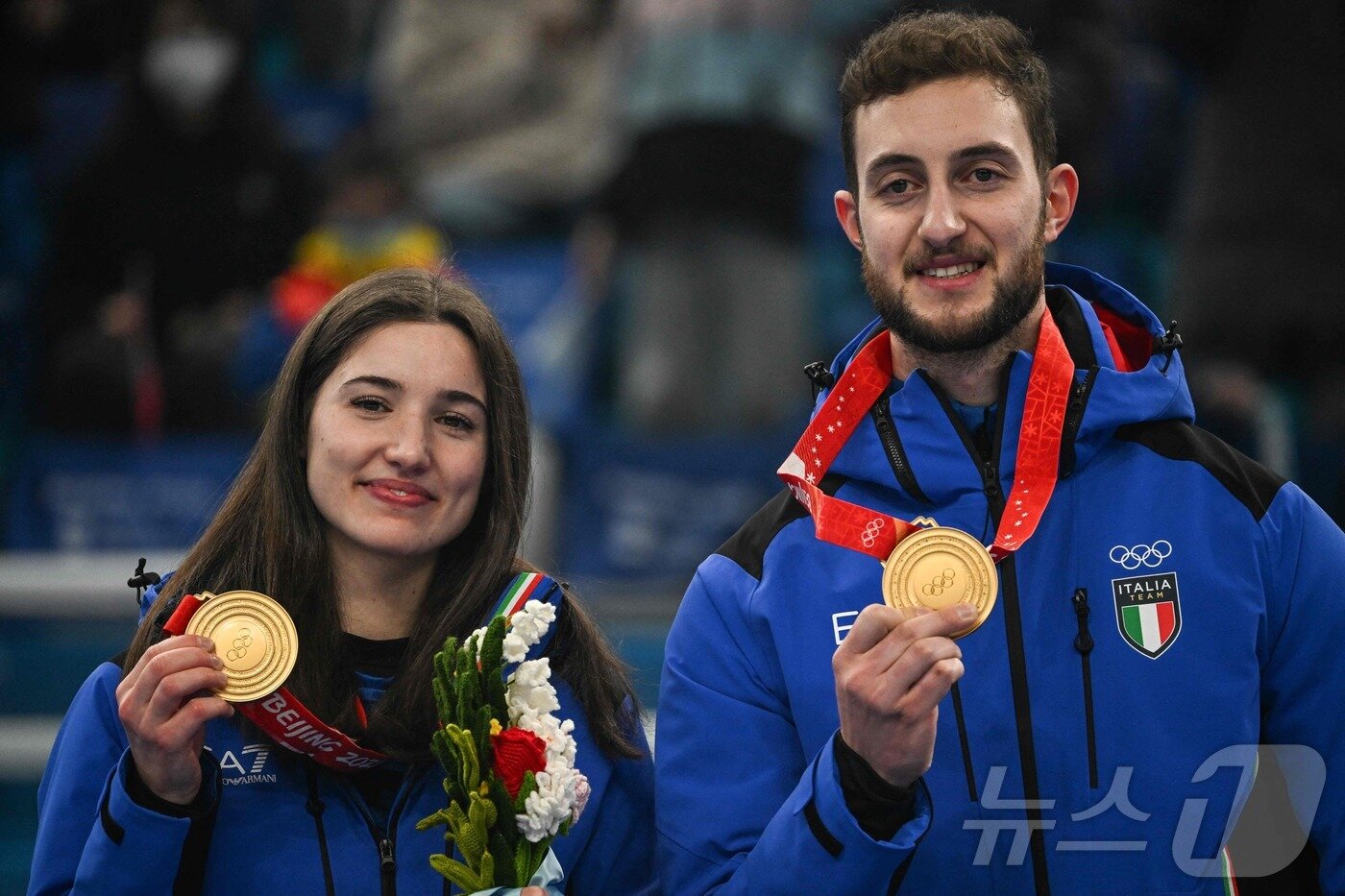 본문 이미지 - 이탈리아의 스테파니아 콘스탄티니(왼쪽)와 아모스 모사네르는 2022 베이징 동계 올림픽 컬링 믹스더블 우승을 차지했다. ⓒ AFP=뉴스1