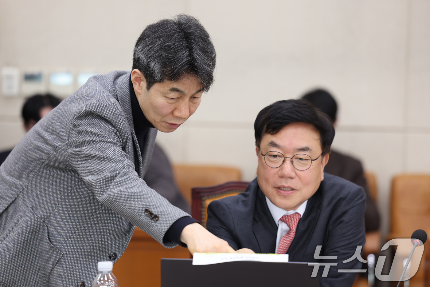 (서울=뉴스1) 신웅수 기자 = 윤건영 더불어민주당 간사와 서범수 국민의힘 간사가 5일 서울 여의도 국회에서 열린 행정안전위원회 전체회의에서 대화하고 있다. 2026.2.5/뉴스1 …