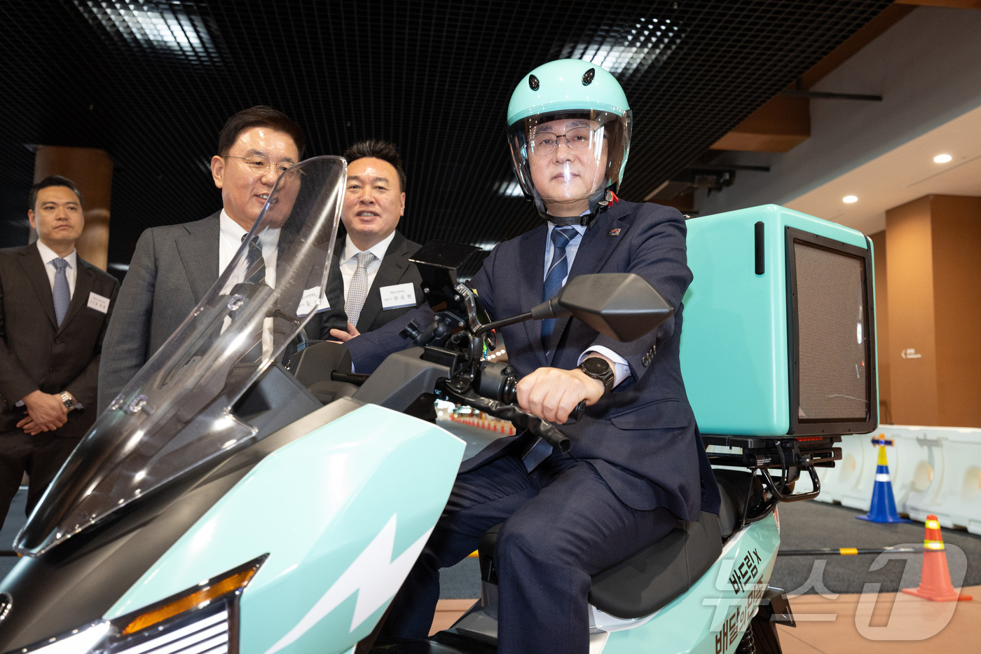 (서울=뉴스1) = 김성환 기후에너지환경부 장관이 5일 경기도 하남시 소재 배민라이더스쿨에서 배달용 전기이륜차 보급 활성화 업무협약을 체결을 마치고 전기 이륜차 시승을 하고 있다. …