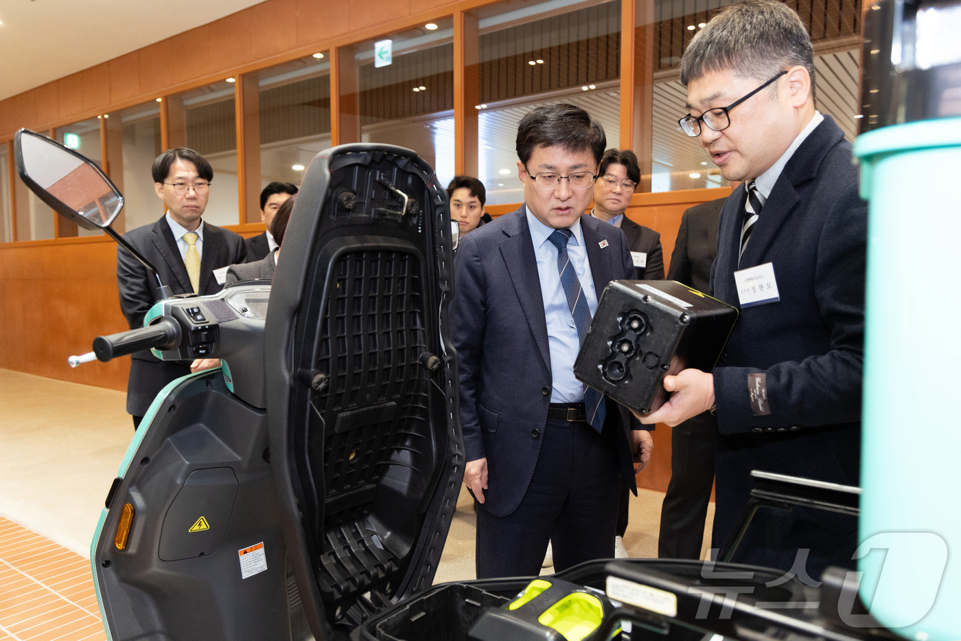 (서울=뉴스1) = 김성환 기후에너지환경부 장관이 5일 경기도 하남시 소재 배민라이더스쿨에서 열린 배달용 전기이륜차 보급 활성화 업무협약식에 앞서 전시되어 있는 전기 오토바이의 배 …