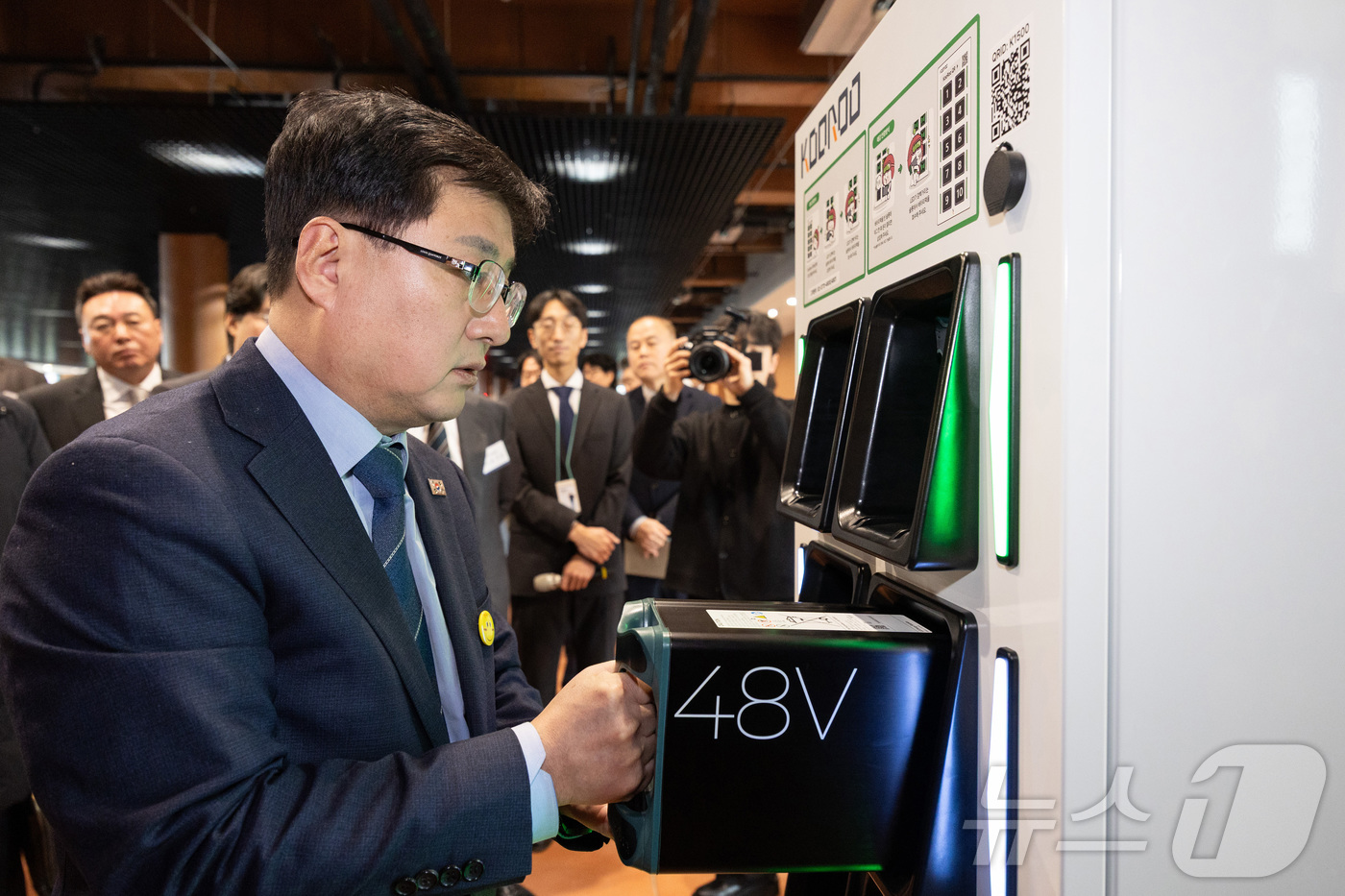 (서울=뉴스1) = 김성환 기후에너지환경부 장관이 5일 경기도 하남시 소재 배민라이더스쿨에서 배달용 전기이륜차 보급 활성화 업무협약을 마치고 배터리 교환 스테이션을 체험하고 있다. …