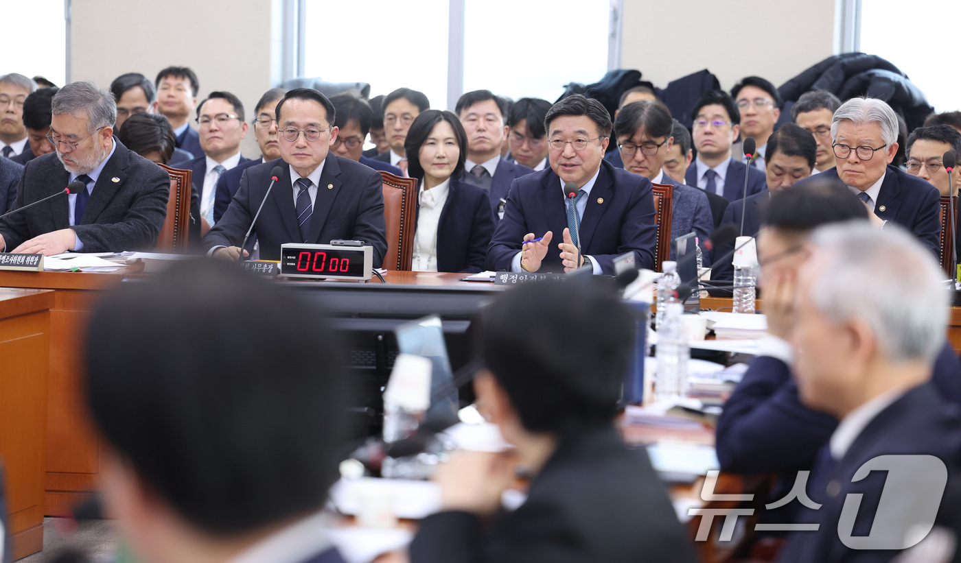 (서울=뉴스1) 신웅수 기자 = 윤호중 행정안전부 장관이 5일 서울 여의도 국회에서 열린 행정안전위원회 전체회의에서 의원 질의에 답변하고 있다. 2026.2.5/뉴스1