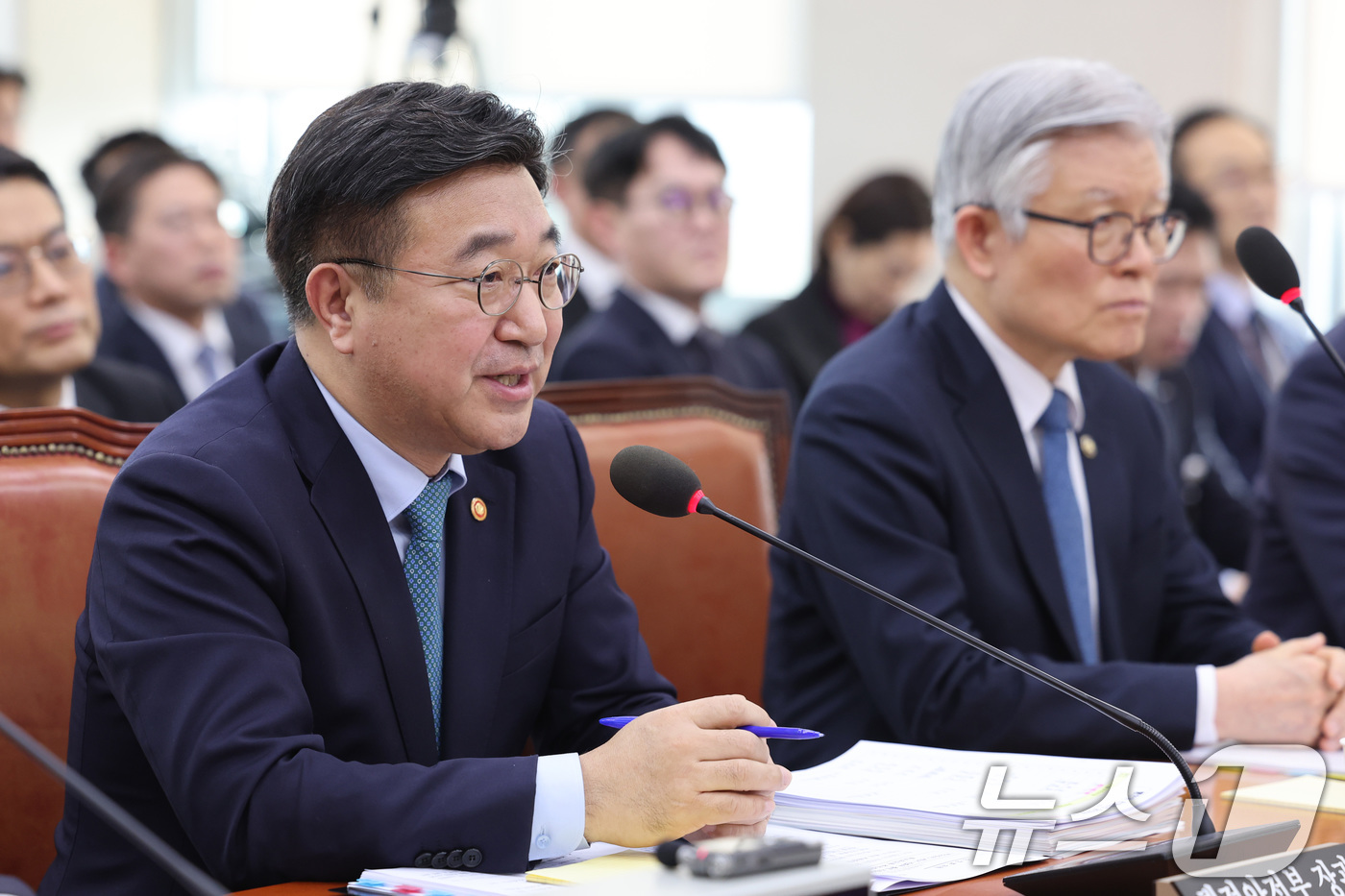 (서울=뉴스1) 신웅수 기자 = 윤호중 행정안전부 장관이 5일 서울 여의도 국회에서 열린 행정안전위원회 전체회의에서 의원 질의에 답변하고 있다. 2026.2.5/뉴스1