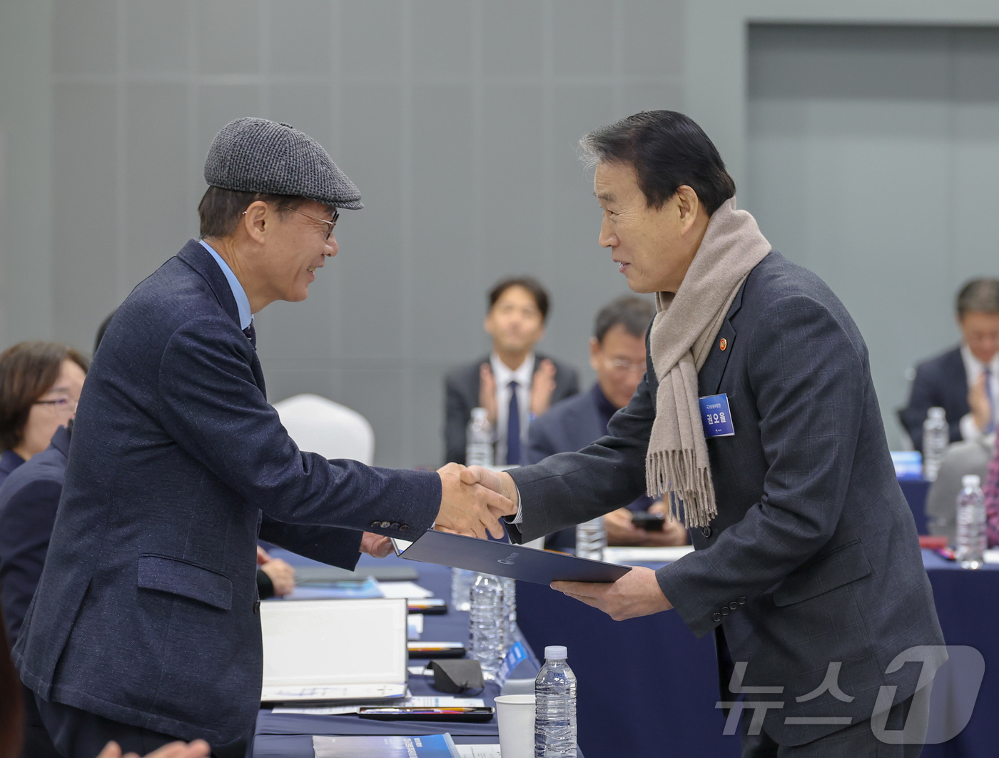 (서울=뉴스1) = 권오을 국가보훈부 장관이 5일 오전 서울시 서대문구 국립대한민국임시정부기념관에서 열린 국가보훈부 정책자문위원회 출범식에 참석해 분과위원장 및 위원들에게 위촉장을 …