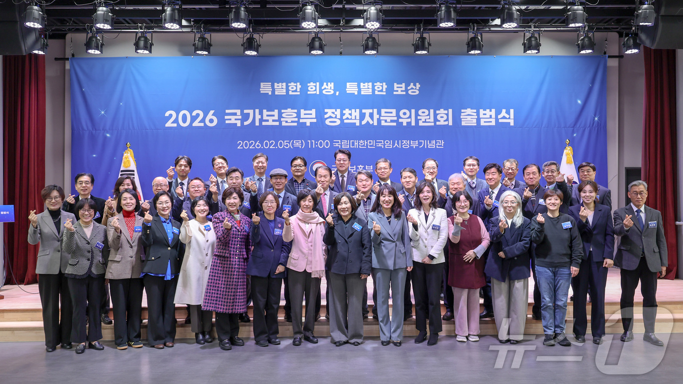 (서울=뉴스1) = 권오을 국가보훈부 장관이 5일 오전 서울시 서대문구 국립대한민국임시정부기념관에서 열린 국가보훈부 정책자문위원회 출범식에 참석해 위원들과 함께 기념사진을 촬영하고 …