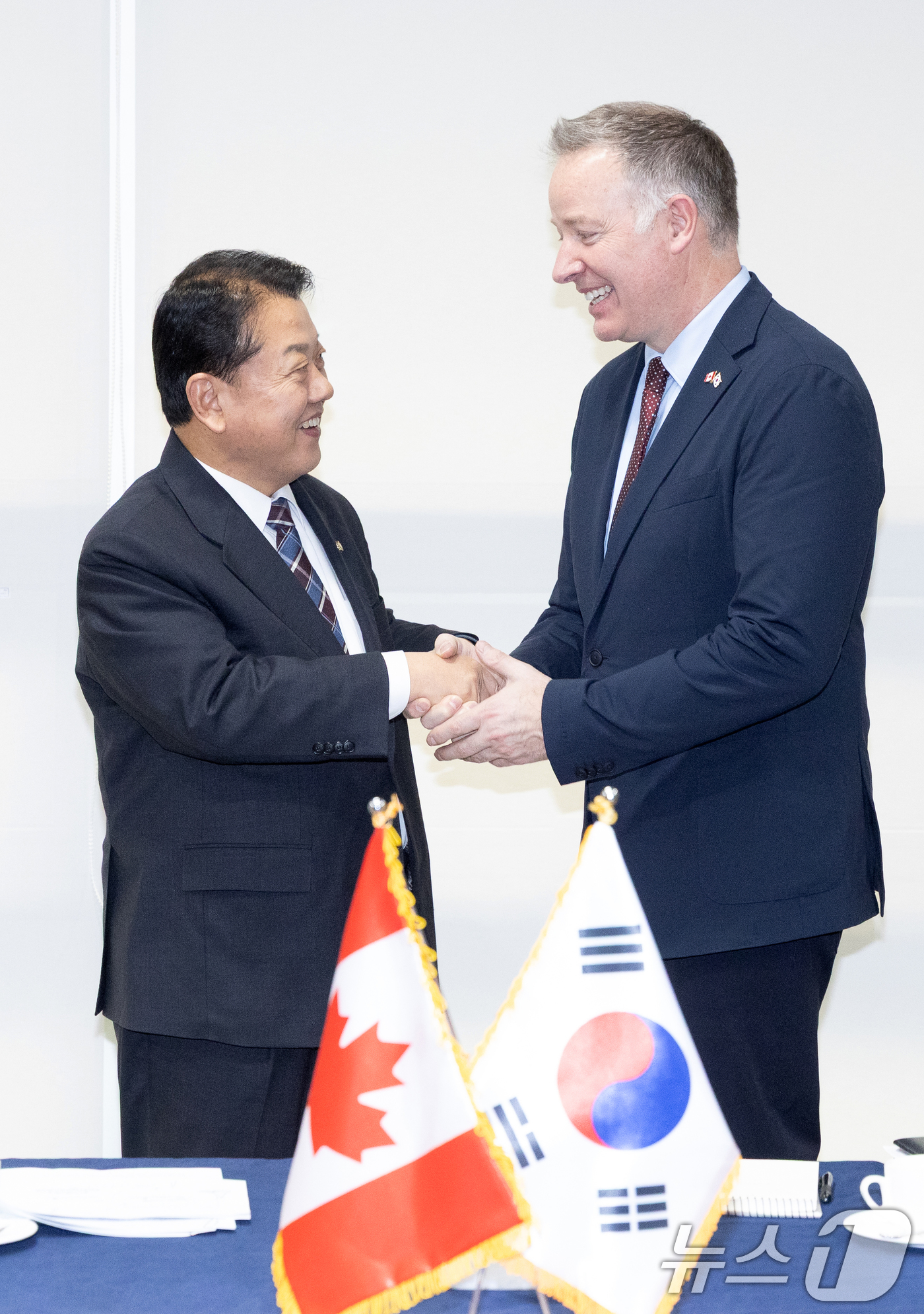 (서울=뉴스1) 이승배 기자 = 김병주 방위산업특별위원장이 5일 서울 여의도 국회에서 스티븐 퓨어 캐나다 국방조달 특임장관과 인사하고 있다. 2026.2.5/뉴스1