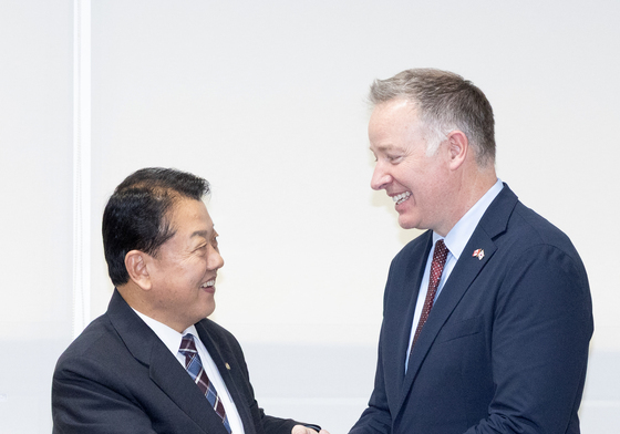 캐나다 국방조달 특임장관과 악수하는 김병주 위원장