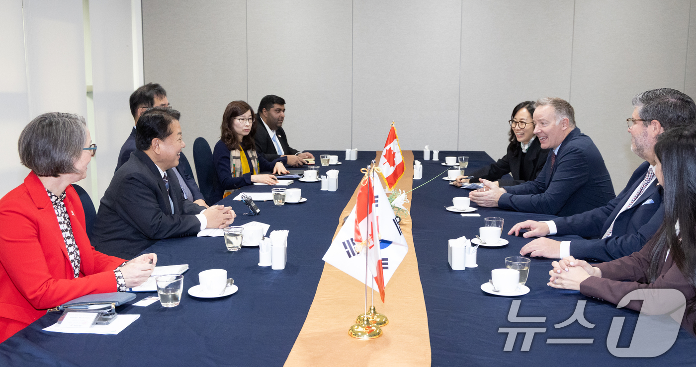 (서울=뉴스1) 이승배 기자 = 더불어민주당 소속 김병주 방위산업특별위원장과 맹성규 국회 국토교통위원장이 5일 서울 여의도 국회에서 스티븐 퓨어 캐나다 국방조달 특임장관과 오찬 간 …