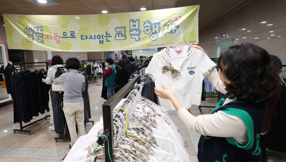 李대통령 언급한 '새 학기 등골 브레이커'…교복값 왜 비싸졌나