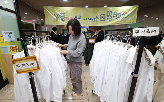 저렴한 금액으로 교복 구매하는 학부모들