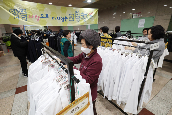 저렴한 금액으로 교복 구매하는 학부모들