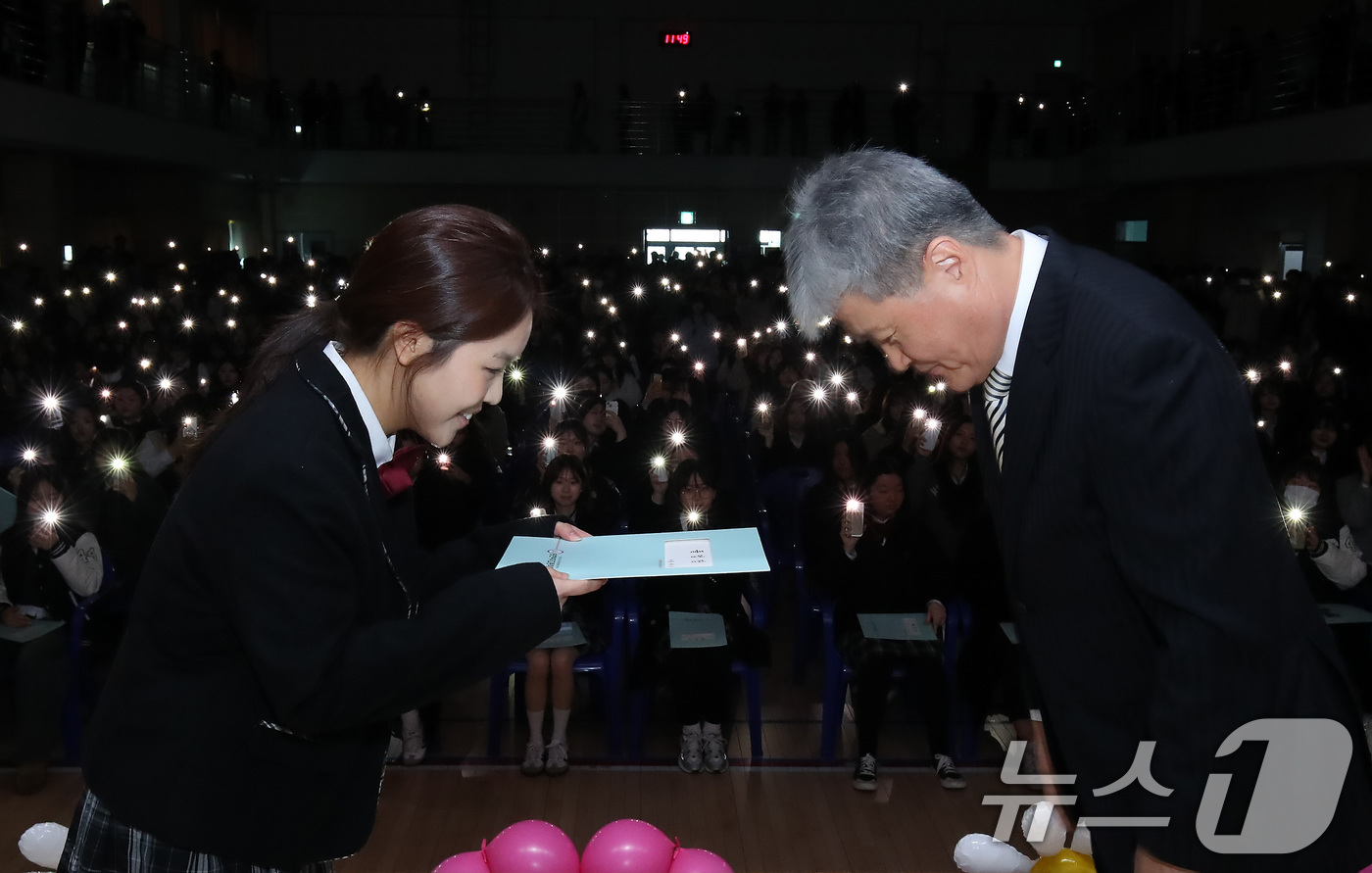 (대구=뉴스1) 공정식 기자 = 5일 오전 대구 달서구 송현여고 강당에서 열린 제44회 졸업식에서 이영주 교장(오른쪽)이 졸업생에게 졸업장을 수여하고 있다. 2026.2.5/뉴스1 …