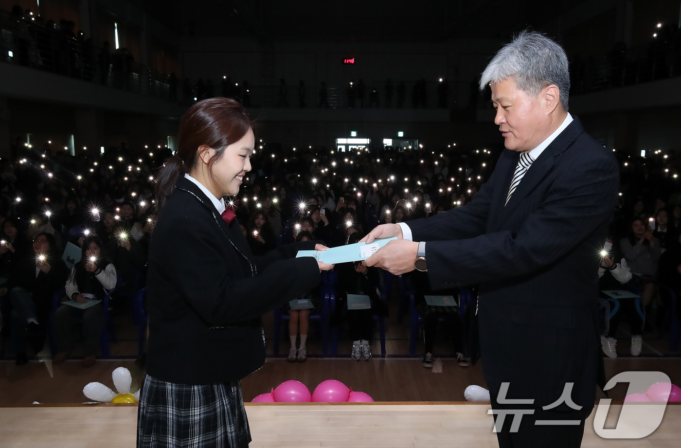 (대구=뉴스1) 공정식 기자 = 5일 오전 대구 달서구 송현여고 강당에서 열린 제44회 졸업식에서 이영주 교장(오른쪽)이 졸업생에게 졸업장을 수여하고 있다. 2026.2.5/뉴스1 …