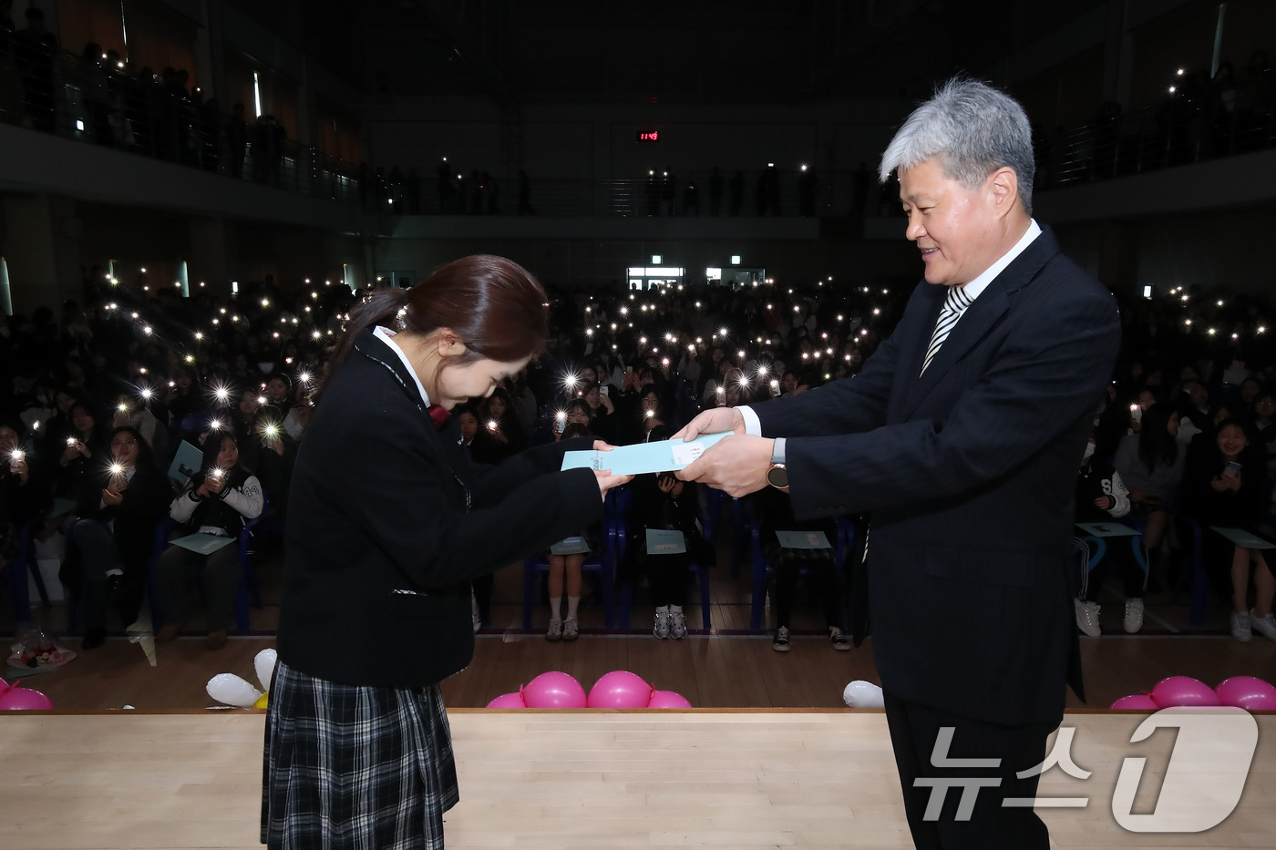 (대구=뉴스1) 공정식 기자 = 5일 오전 대구 달서구 송현여고 강당에서 열린 제44회 졸업식에서 이영주 교장(오른쪽)이 졸업생에게 졸업장을 수여하고 있다. 2026.2.5/뉴스1 …