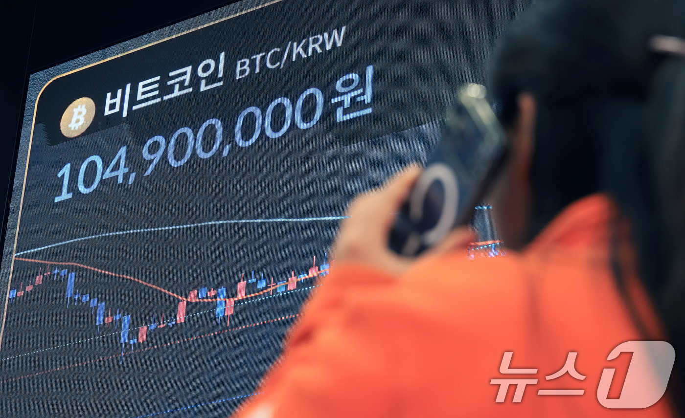 (서울=뉴스1) 이호윤 기자 = 비트코인이 12거래일 동안 29억 달러 이상의 거대 자금이 빠져나가며 2026년 최저치로 추락한 5일 서울 서초구 빗썸라운지 강남본점 현황판에 비트 …