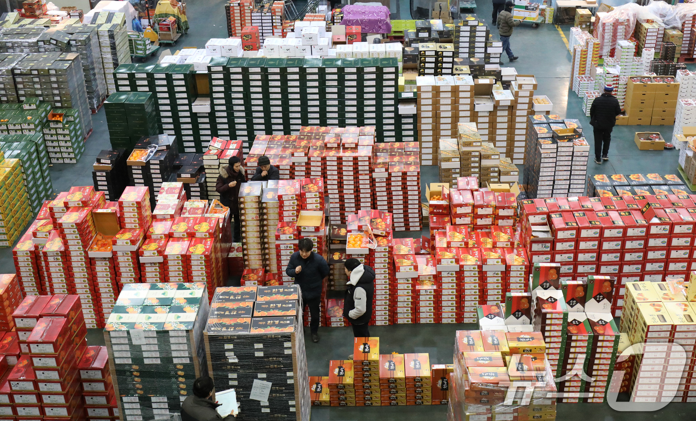 (대전=뉴스1) 김기태 기자 = 설 명절을 앞둔 5일 대전 유성구 노은농수산물시장에서 상인들이 분주한 모습을 보이고 있다. 2026.2.5/뉴스1