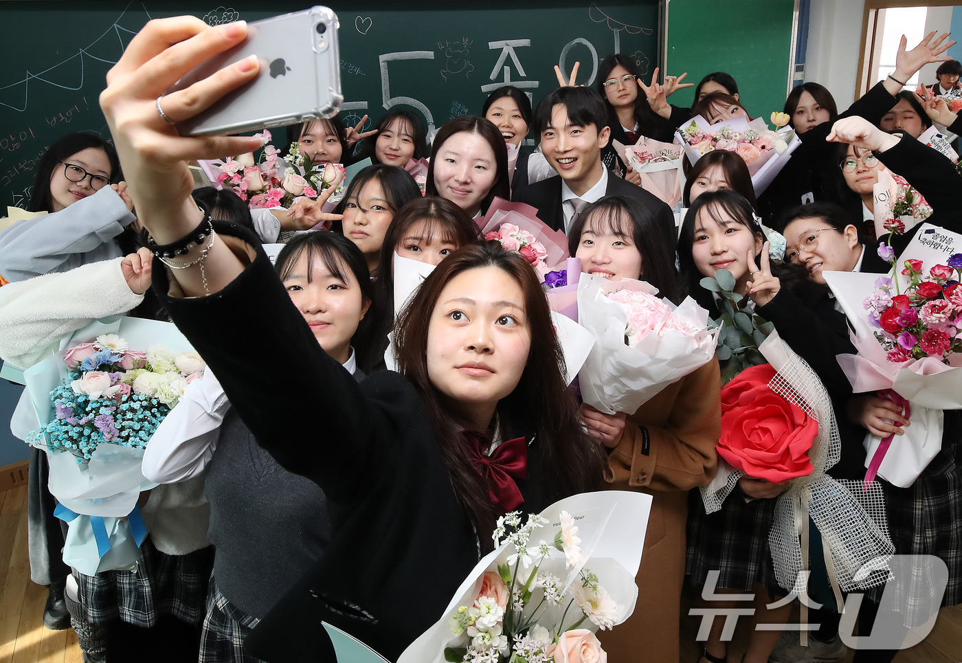 (대구=뉴스1) 공정식 기자 = 5일 오전 대구 달서구 송현여고 제44회 졸업식을 마친 졸업생들이 고3 교실에서 담임 선생님과 마지막 기념사진을 남기고 있다. 2026.2.5/뉴스 …