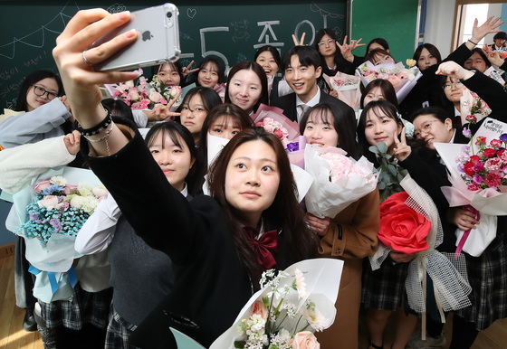 "우리, 방금 졸업했어요"