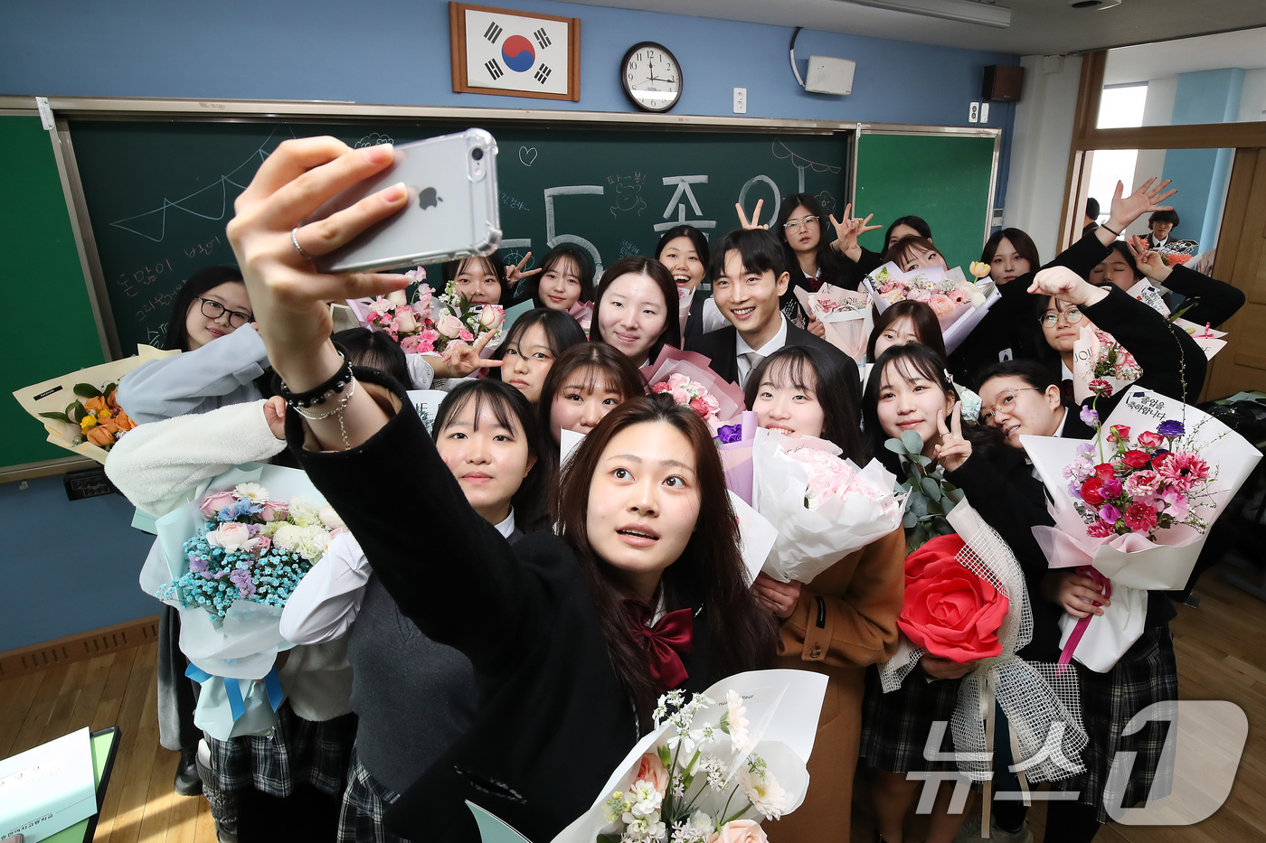 (대구=뉴스1) 공정식 기자 = 5일 오전 대구 달서구 송현여고 제44회 졸업식을 마친 졸업생들이 고3 교실에서 담임 선생님과 마지막 기념사진을 남기고 있다. 2026.2.5/뉴스 …