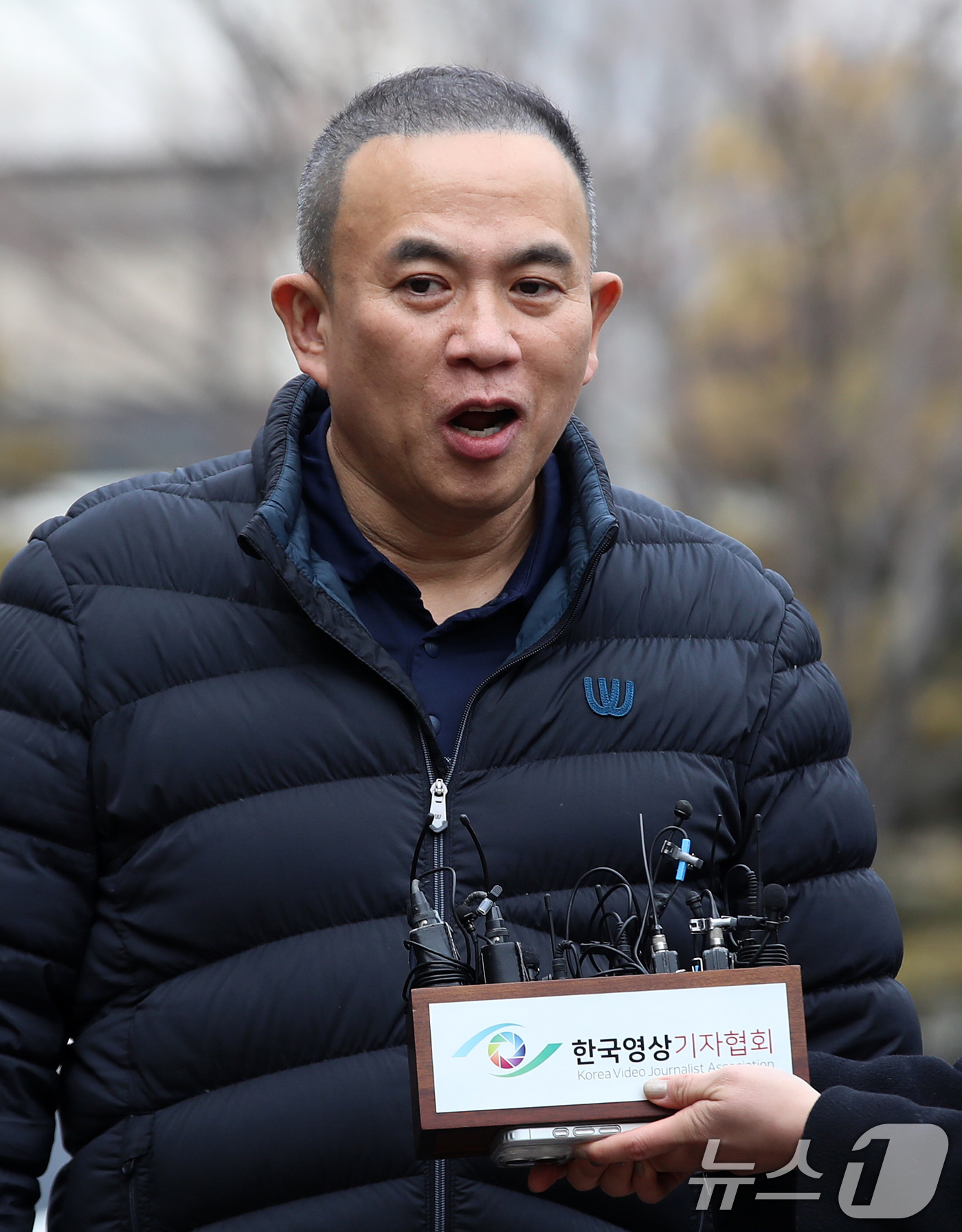 (창원=뉴스1) 윤일지 기자 = 정치자금법 위반 혐의로 재판에 넘겨진 '정치 브로커' 명태균 씨가 5일 오후 경남 창원 성산구 창원지방법원에서 열린 1심 선고 공판에 출석하고 있다 …