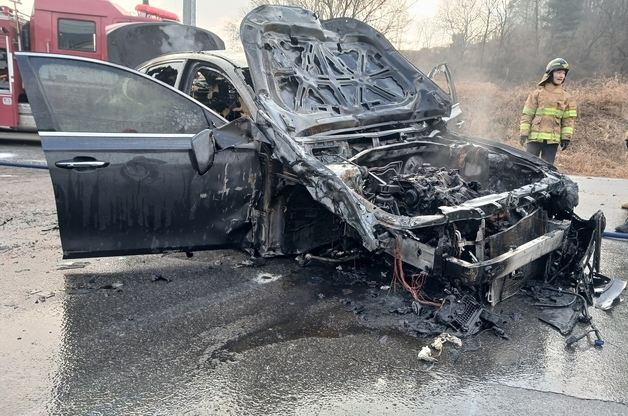 괴산서 승요차가 도로표지판 충돌 화재…운전자 대피