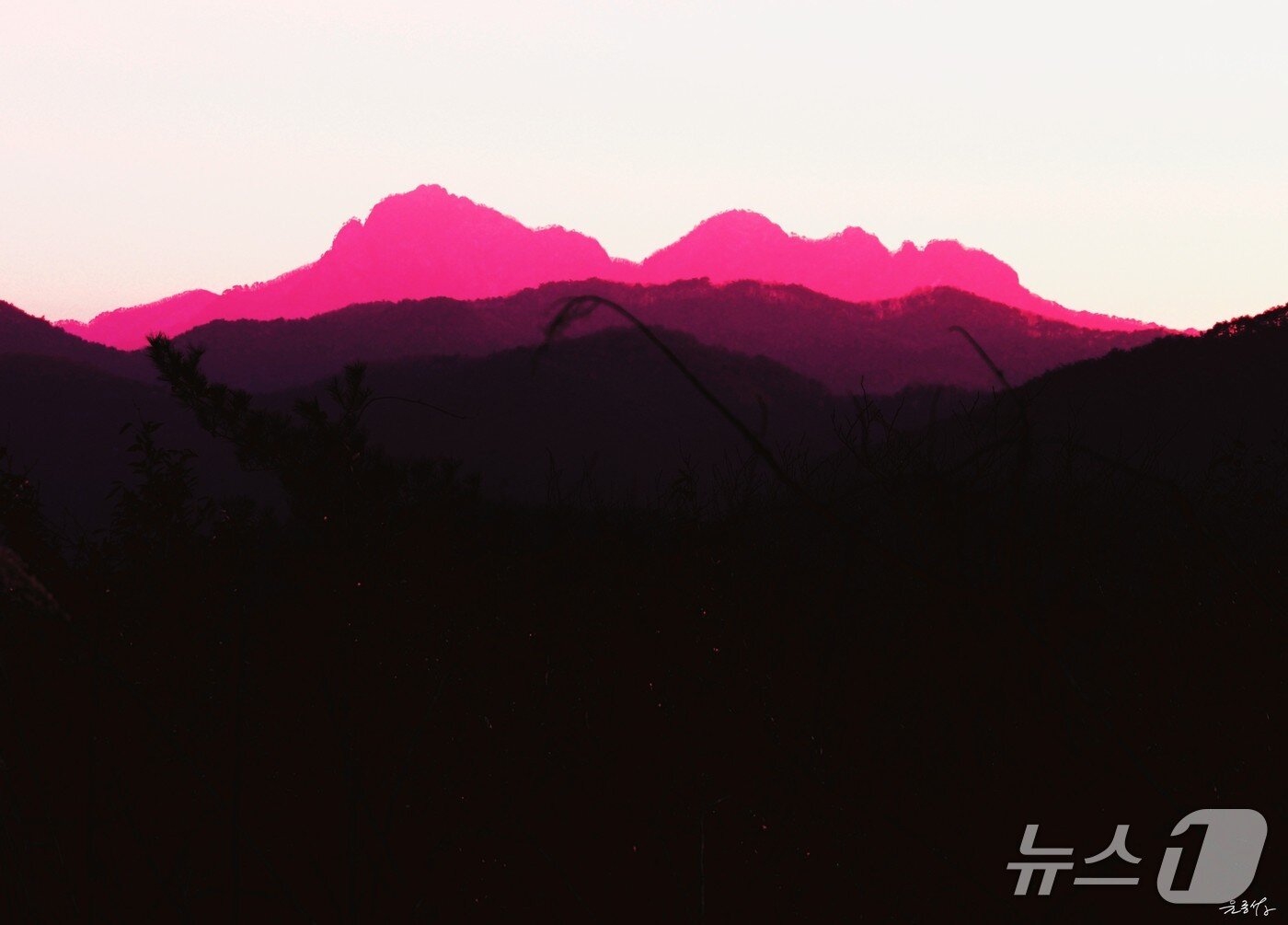 본문 이미지 - 월악산의 붉은 노을.(윤종섭 작가 제공. 재판매 및 DB 금지) / 뉴스1