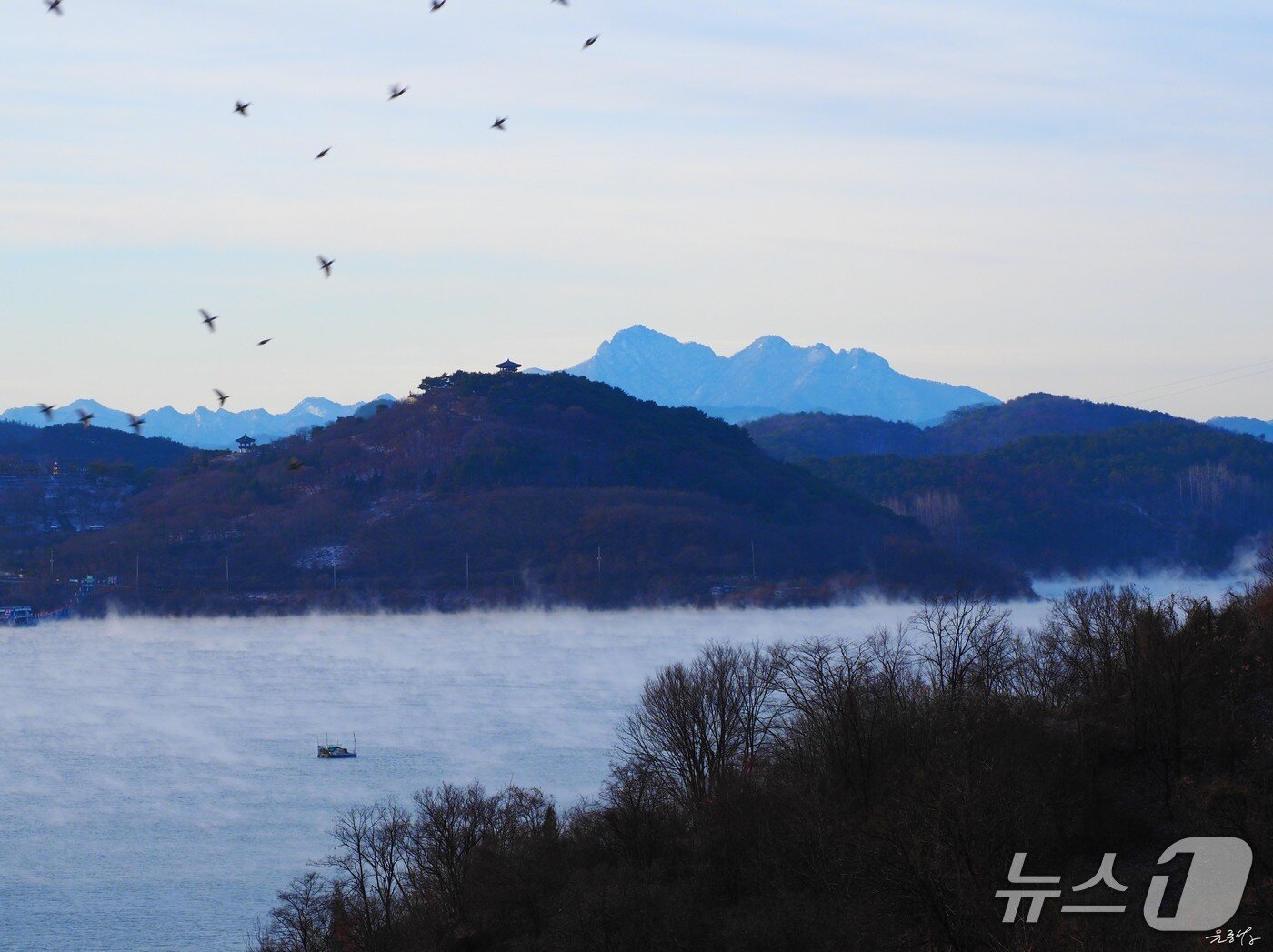 본문 이미지 - 제천 청풍호와 어우러진 월악산의 운무.(윤종섭 작가 제공. 재판매 및 DB 금지) / 뉴스1 