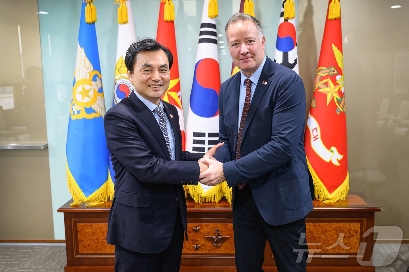 본문 이미지 - 안규백 국방부 장관이 지난 5일 오전 국방부에서 스티븐 퓨어 캐나다 국방조달 특임장관과 기념촬영을 하고 있다. (국방부 제공. 재판매 및 DB 금지) 2026.2.5 ⓒ 뉴스1