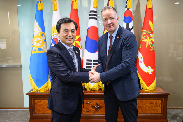 軍, '60조원 수주' 위해 K-잠수함 홍보 막판 총력…국방부·방사청 총출동