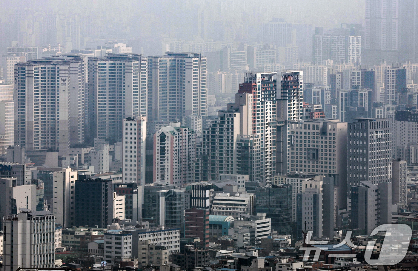 (서울=뉴스1) 최지환 기자 = 다주택자 양도소득세 중과 유예 종료를 앞두고 강남권과 한강변을 중심으로 급매물이 풀리고 있는 5일 서울 남산에서 바라본 서울 시내 아파트 단지의 모 …