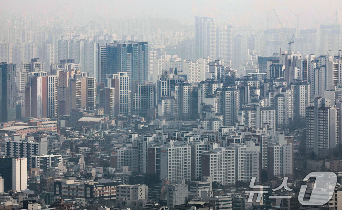 (서울=뉴스1) 최지환 기자 = 다주택자 양도소득세 중과 유예 종료를 앞두고 강남권과 한강변을 중심으로 급매물이 풀리고 있는 5일 서울 남산에서 바라본 서울 시내 아파트 단지의 모 …