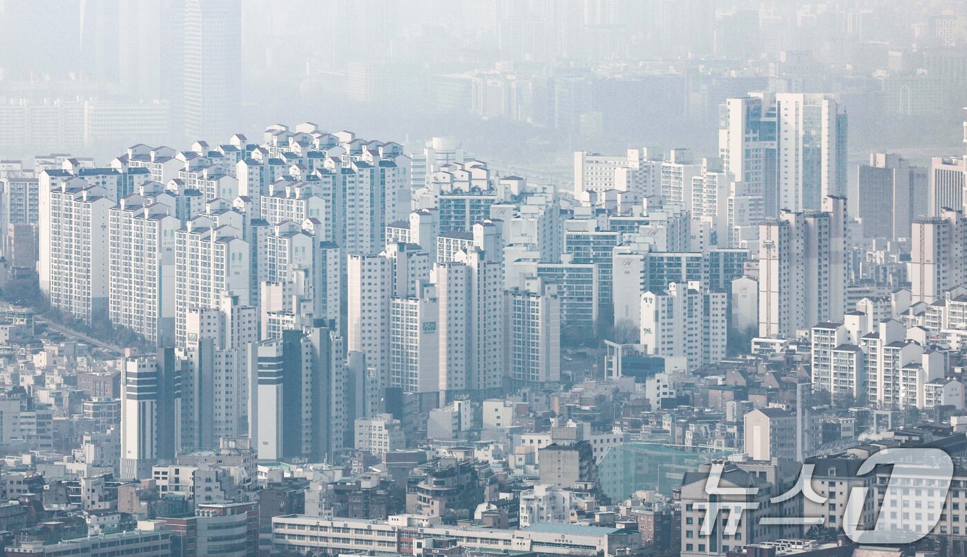 본문 이미지 - 서울 남산에서 바라본 서울 시내 아파트 단지의 모습.. 2026.2.5 ⓒ 뉴스1 최지환 기자