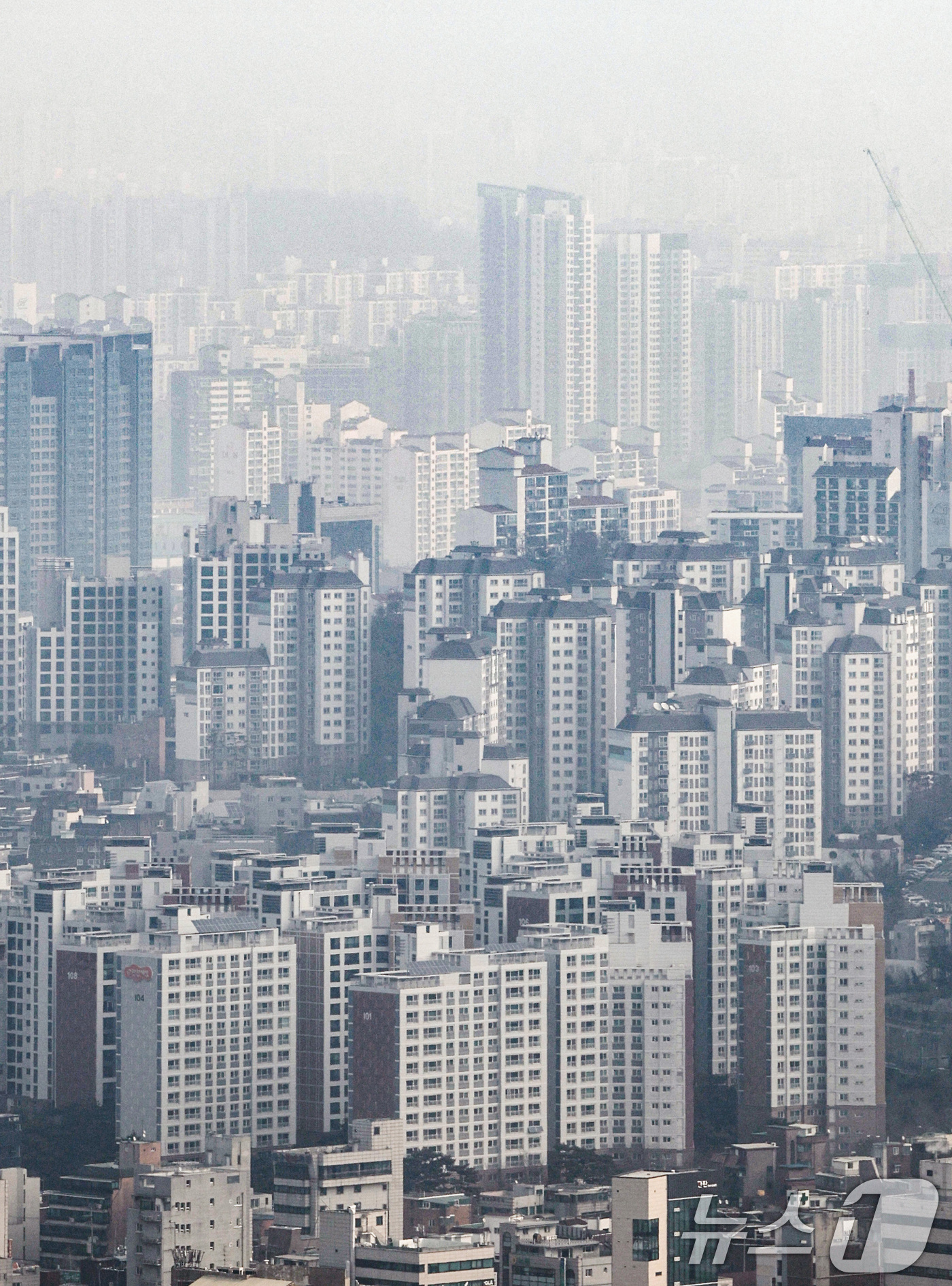 (서울=뉴스1) 최지환 기자 = 다주택자 양도소득세 중과 유예 종료를 앞두고 강남권과 한강변을 중심으로 급매물이 풀리고 있는 5일 서울 남산에서 바라본 서울 시내 아파트 단지의 모 …