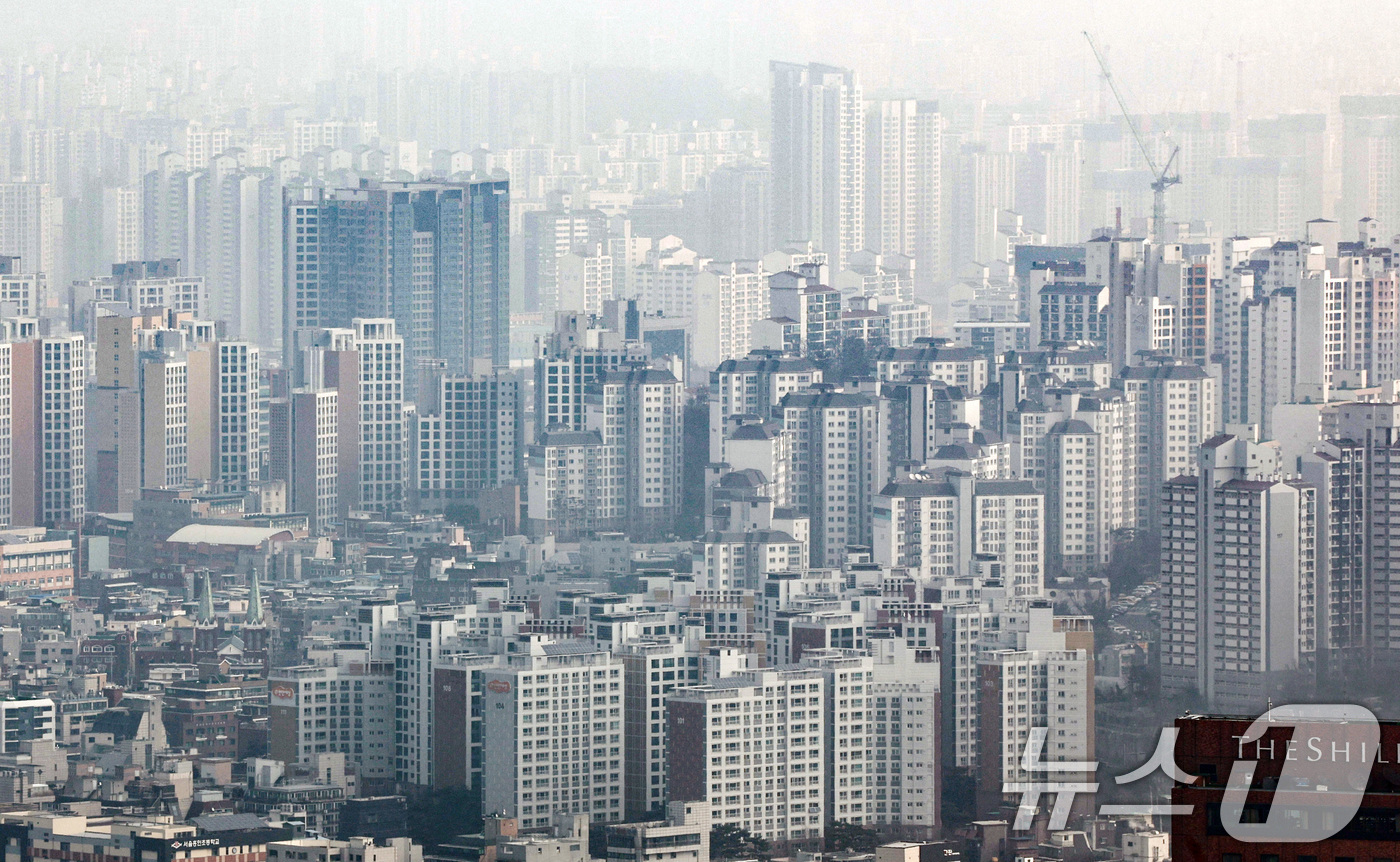 (서울=뉴스1) 최지환 기자 = 다주택자 양도소득세 중과 유예 종료를 앞두고 강남권과 한강변을 중심으로 급매물이 풀리고 있는 5일 서울 남산에서 바라본 서울 시내 아파트 단지의 모 …