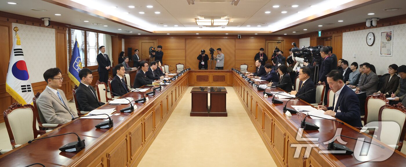 본문 이미지 - 김민석 국무총리가 5일 서울 종로구 정부서울청사에서 열린 색동원 사건 범정부 합동대응 TF 1차 회의에서 성역없는 수사를 촉구하며 발언하고 있다. 2026.2.5 ⓒ 뉴스1 임세영 기자