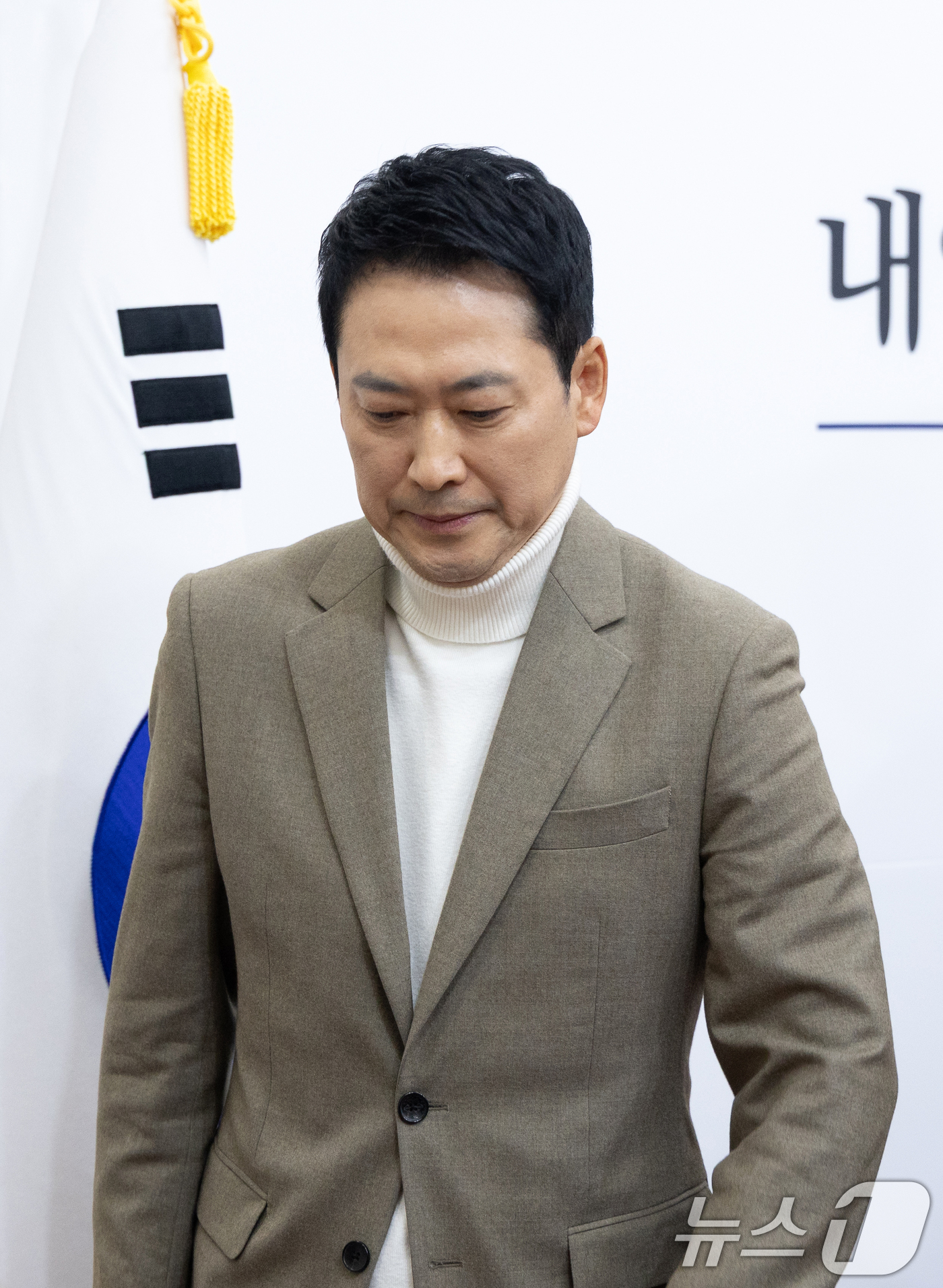 (서울=뉴스1) 이승배 기자 = 장동혁 국민의힘 대표가 5일 서울 여의도 국회에서 기자간담회를 열고 거취 표명 요구에 대한 입장을 밝힌 뒤 간담회장을 나서고 있다. 2026.2.5 …