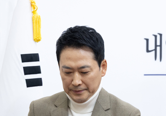 간담회장 나서는 장동혁 대표