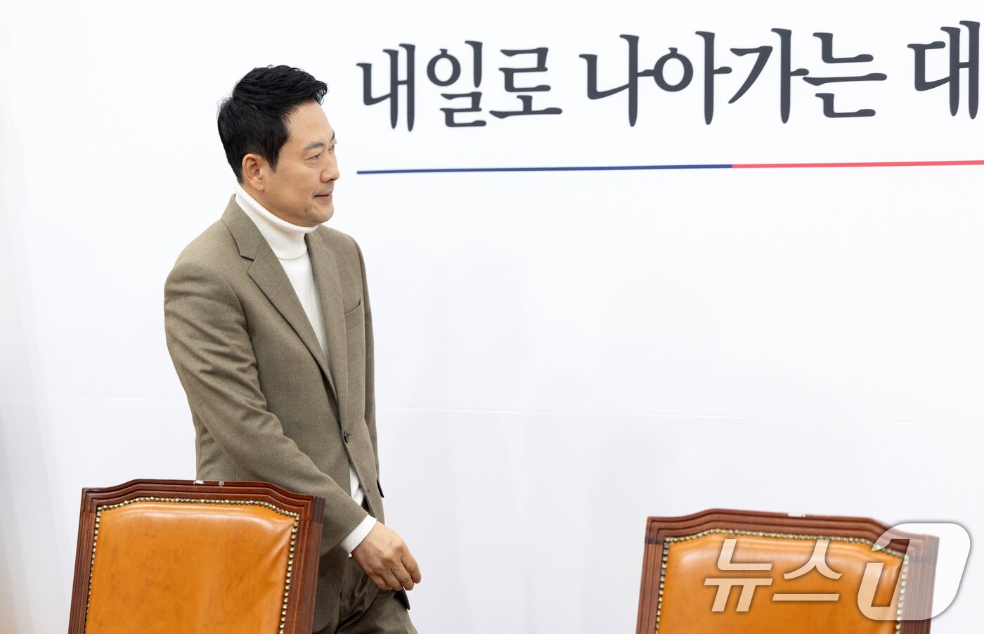 본문 이미지 - 장동혁 국민의힘 대표가 5일 서울 여의도 국회에서 기자간담회를 위해 자리로 향하고 있다. 2026.2.5/뉴스1 ⓒ News1  이승배 기자