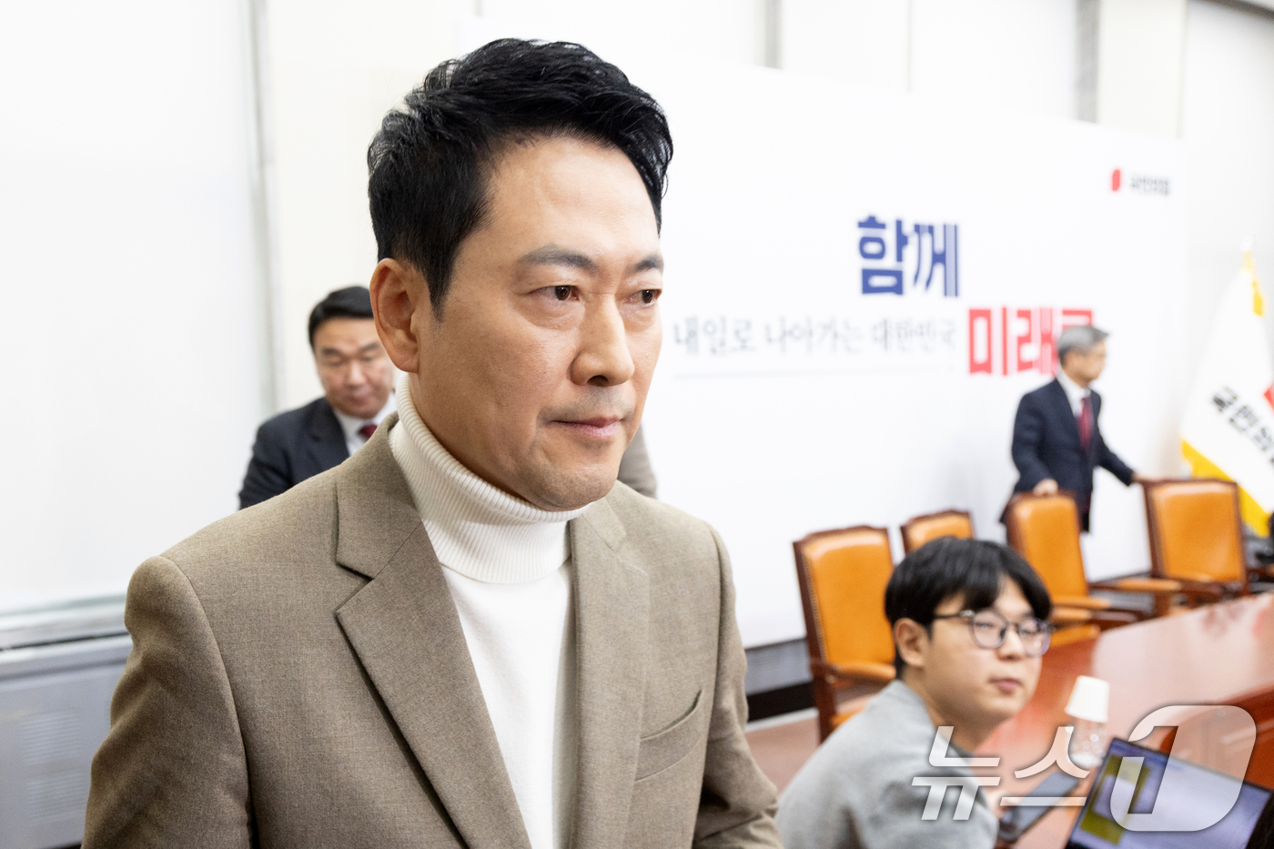 (서울=뉴스1) 이승배 기자 = 장동혁 국민의힘 대표가 5일 서울 여의도 국회에서 기자간담회를 열고 거취 표명 요구에 대한 입장을 밝힌 뒤 간담회장을 나서고 있다. 2026.2.5 …