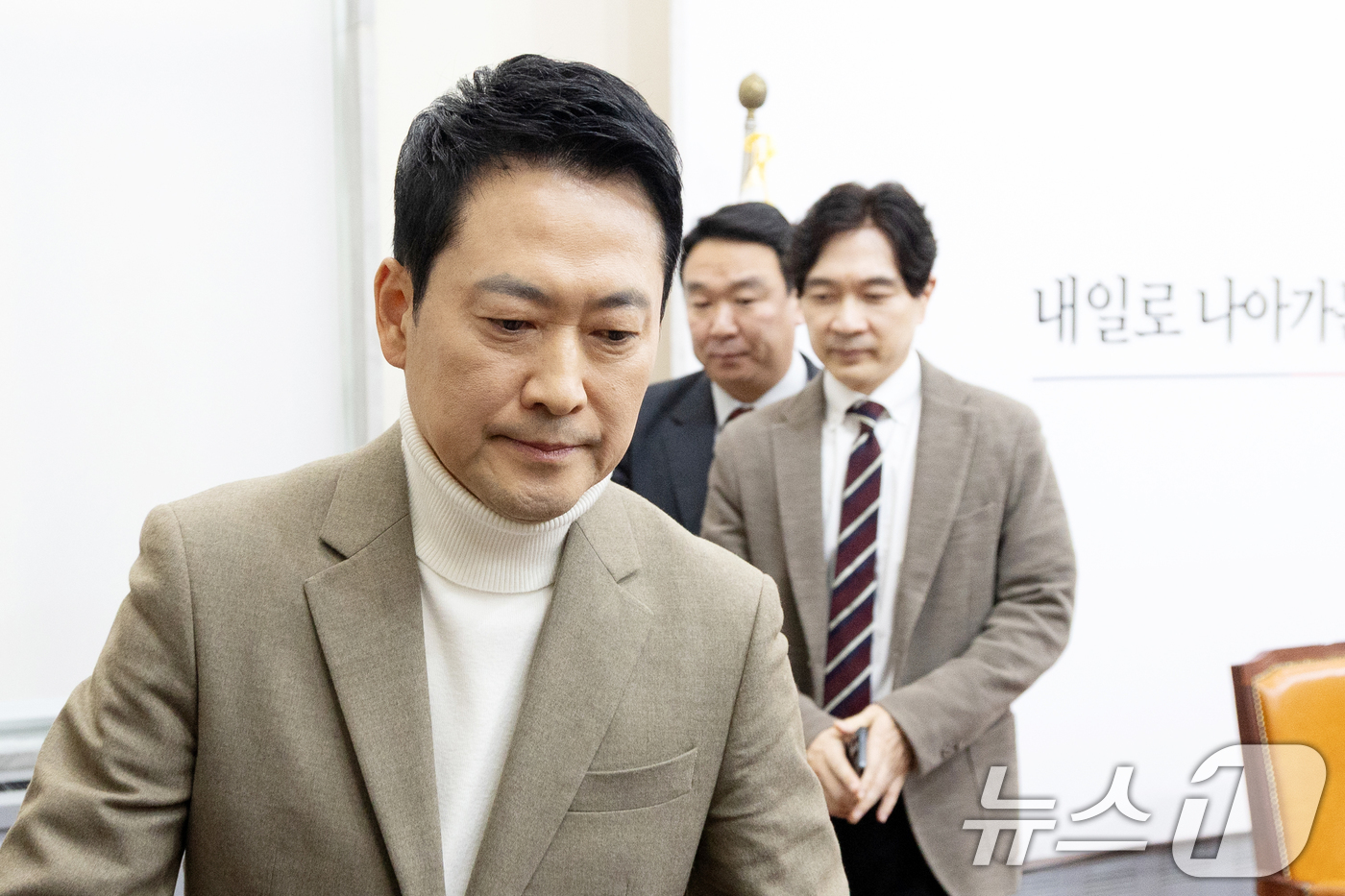 (서울=뉴스1) 이승배 기자 = 장동혁 국민의힘 대표가 5일 서울 여의도 국회에서 기자간담회를 열고 거취 표명 요구에 대한 입장을 밝힌 뒤 간담회장을 나서고 있다. 2026.2.5 …