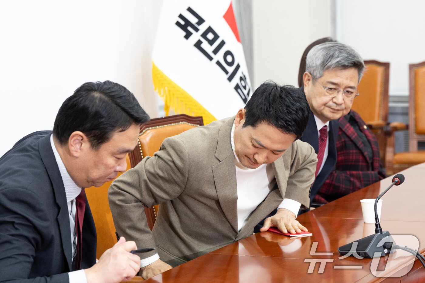 본문 이미지 - 장동혁 국민의힘 대표가 5일 서울 여의도 국회에서 기자간담회를 열고 거취 표명 요구에 대한 입장을 밝힌 뒤 자리에서 일어나고 있다. 2026.2.5/뉴스1 ⓒ News1  이승배 기자