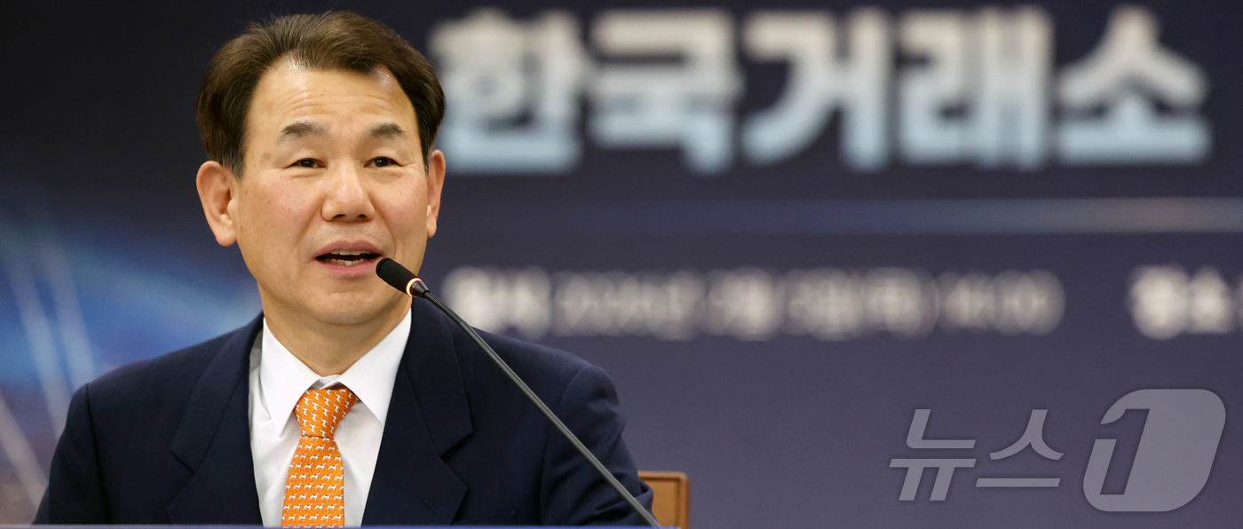 (서울=뉴스1) 황기선 기자 = 정은보 한국거래소 이사장이 5일 오후 서울 영등포구 여의도 한국거래소 마켓타워에서 열린 '2026년도 신년 기자간담회'에서 취재진 질문에 답하고 있 …